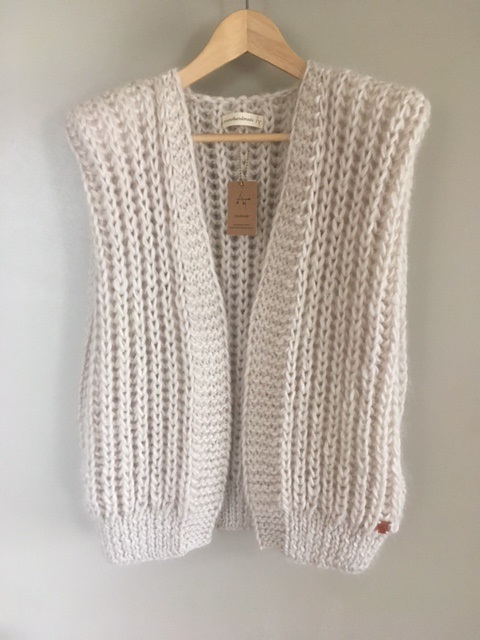 NIEUW!
Bomper spencer met schoudervulling (uitneembaar).
Super zachte scheerwol met draadje mohair.
Lengte: 65 cm
Schouderbreedte: 50 cm.
Verkrijgbaar in meerdere kleuren.
Prijs: 85 euro
