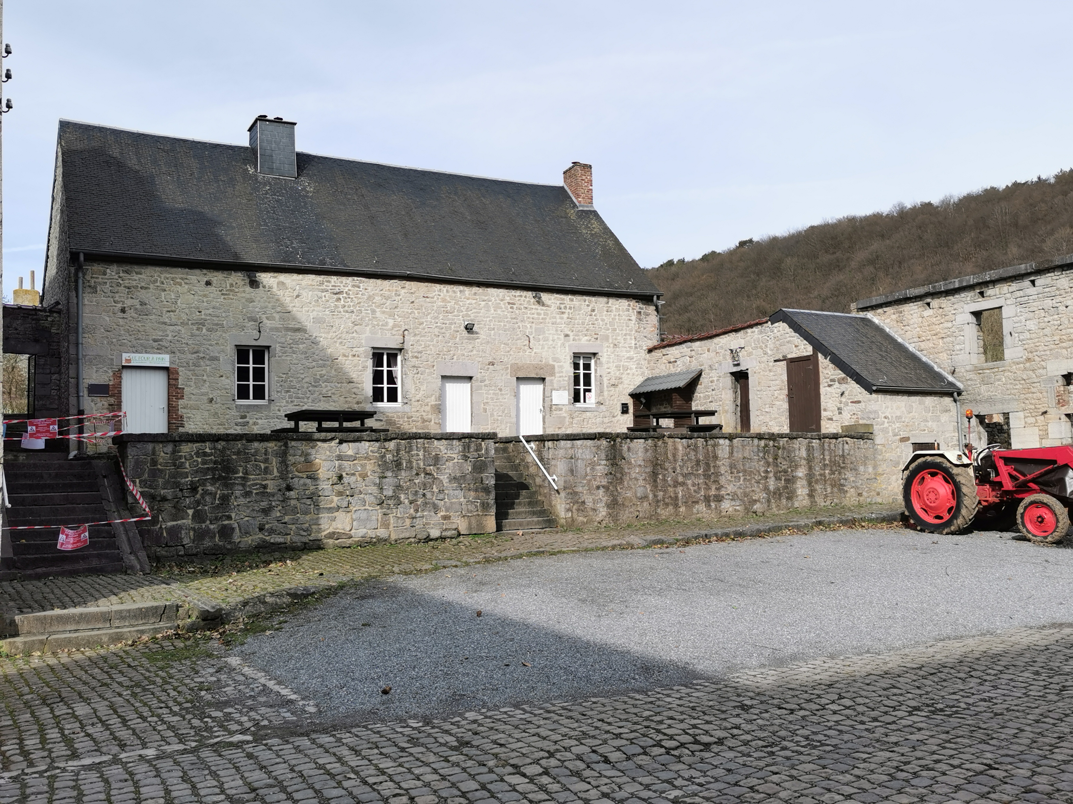 La cour de la ferme-château
