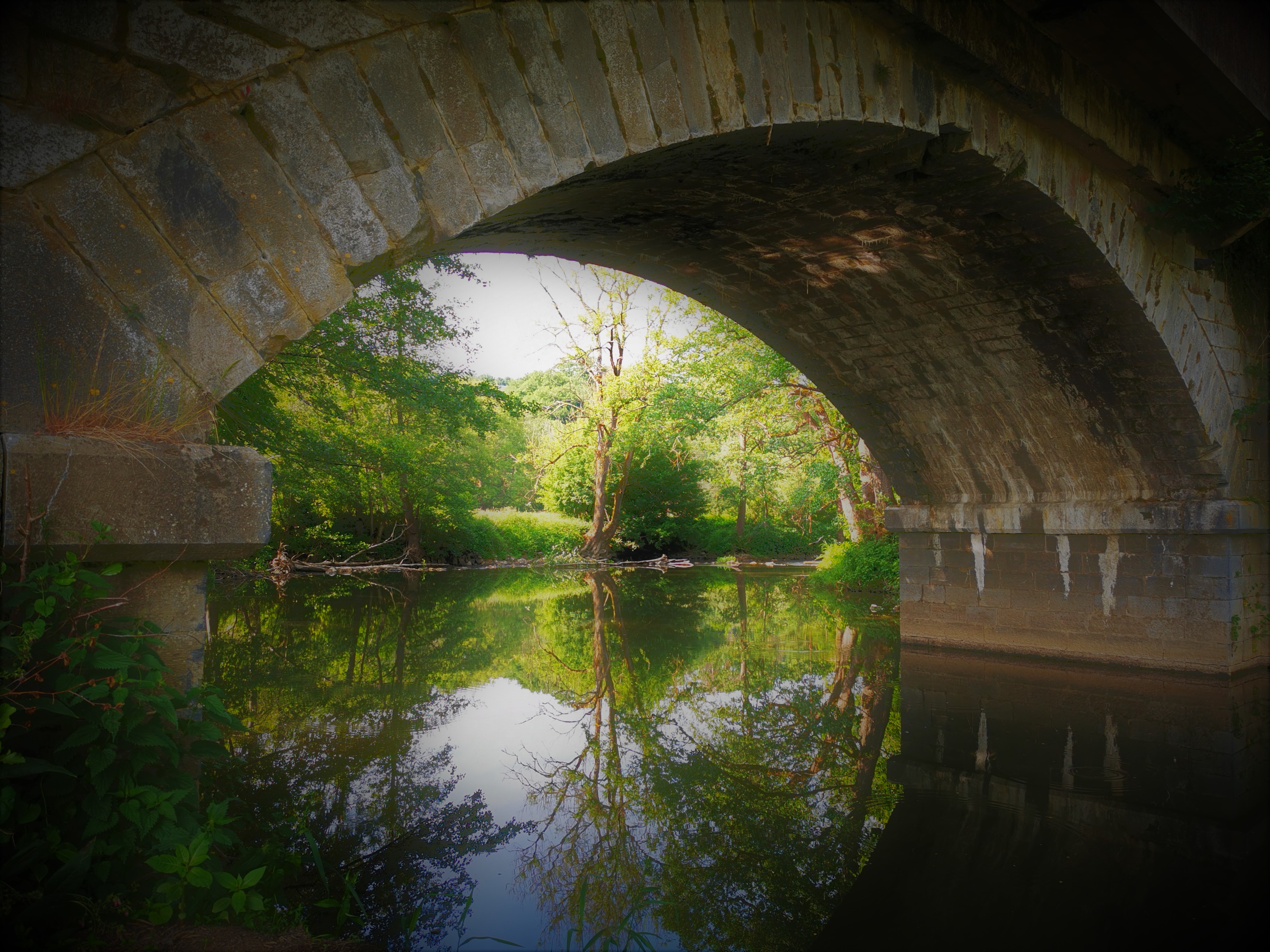 Le Viroin dort sous le pont d'Argencourt