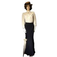 DB129+DN113 Creme bluse og brun nederdel