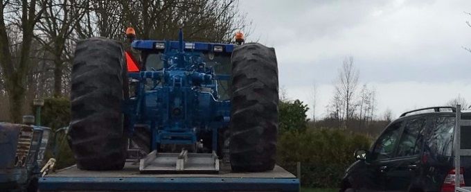 En ook de Ford SuperDexta is ook weer terug.
Het was een drukke transportdag nu op voor de opbouwweken.