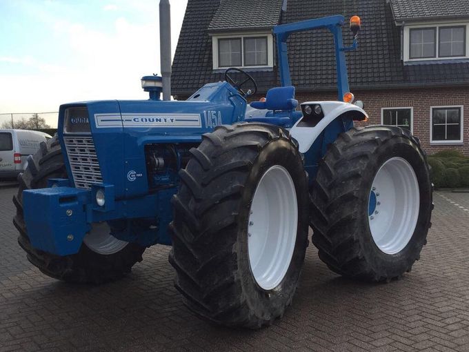 Op de eindbestemming aangekomen...Daag mooie tractor...Dat je maar goed je dienstplicht mag vervullen hier.
