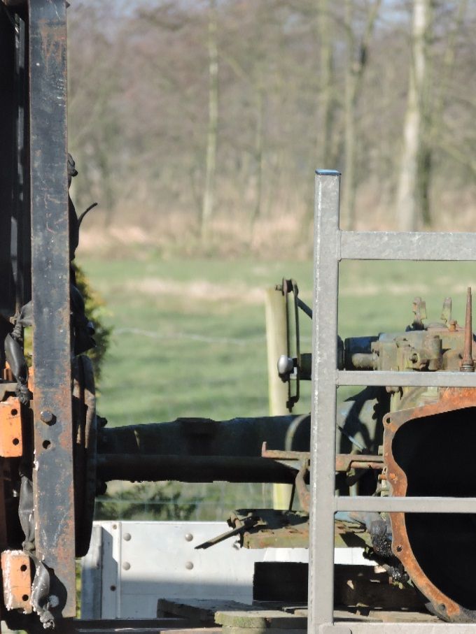 Versnellingsbak voor de Ford Dexta aan het lossen...