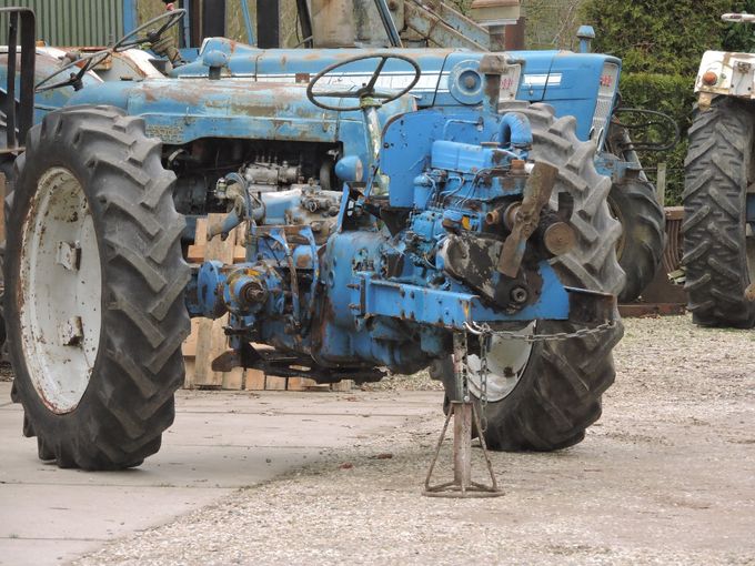 2019-01-02: Slooptractor eventjes buiten gezet om even daarvandaan de onderdelen te demonteren...
