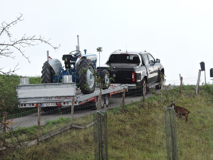 2020-08-28: En daar gaat de mooie Ford 3000 ..
