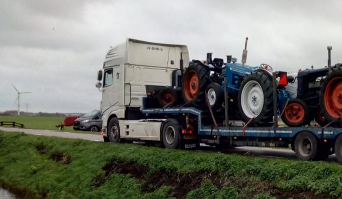 Transport: Zo stond alles geladen om sávonds bij ons op de dijk te lossen. het was gelukkig droog maar donker dus blij dat ik deze mocht plaatsen want het is ontzettend mooi om te zien hoe ze vervoerd worden. 