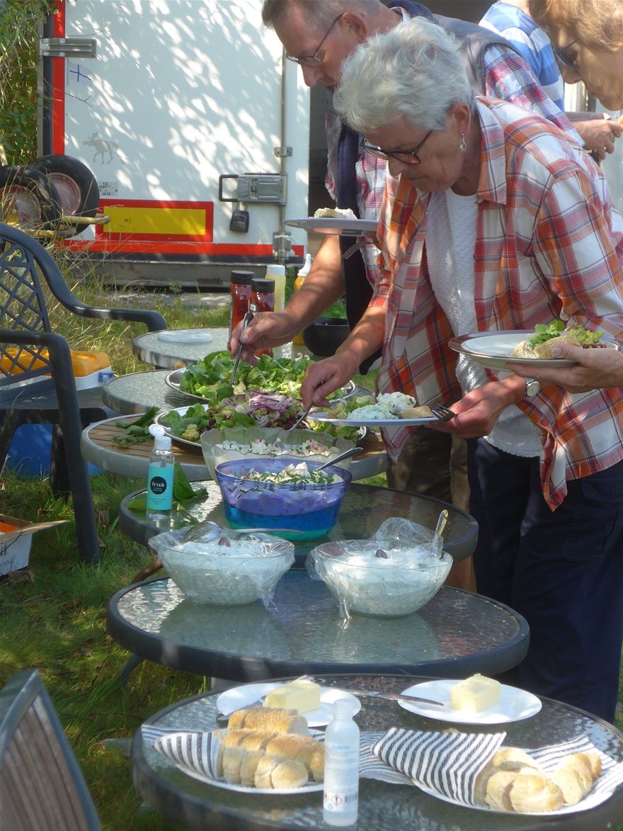 Så går vi i gang - masser af salat, og det er ikke makrel, russisk eller italiensk!