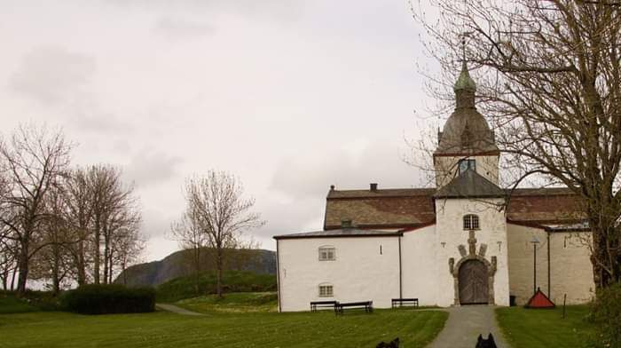 Bårvas Litt For Mange og Bårvas Helios på Austrått slott