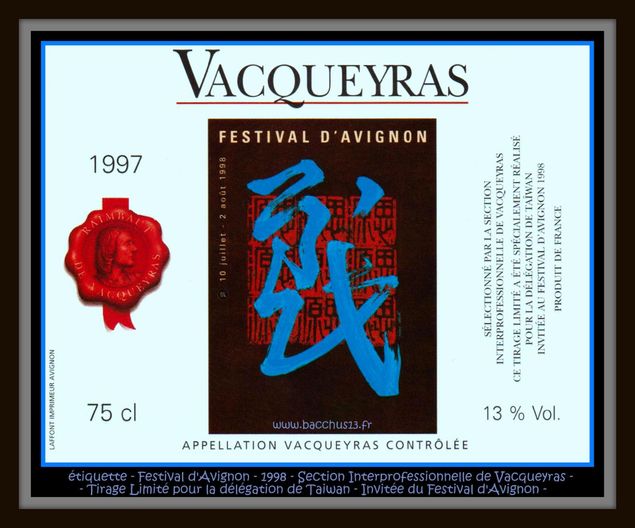  - étiquette éditée pour le Festival d'Avignon - édition - 1998 - Cette cuvée de Vacqueyras millésimée - 1997 - a spécialement été éditée par la section interprofessionnelle de Vacqeyras en tirage limité pour la délégation de Taiwan , invitée du festival cette année là - On remarquera la présence du sceau de Raimbaut de Vacqueyras - 