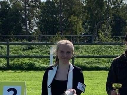 Emme o Hugo BIR, Domare Anna Friberg