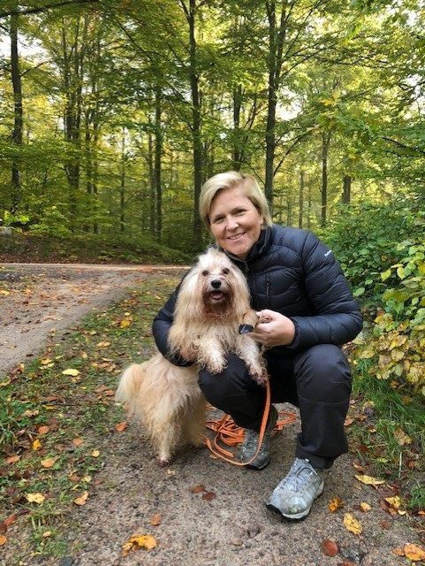 Henriette o Zigge har gått viltspår i skogen.