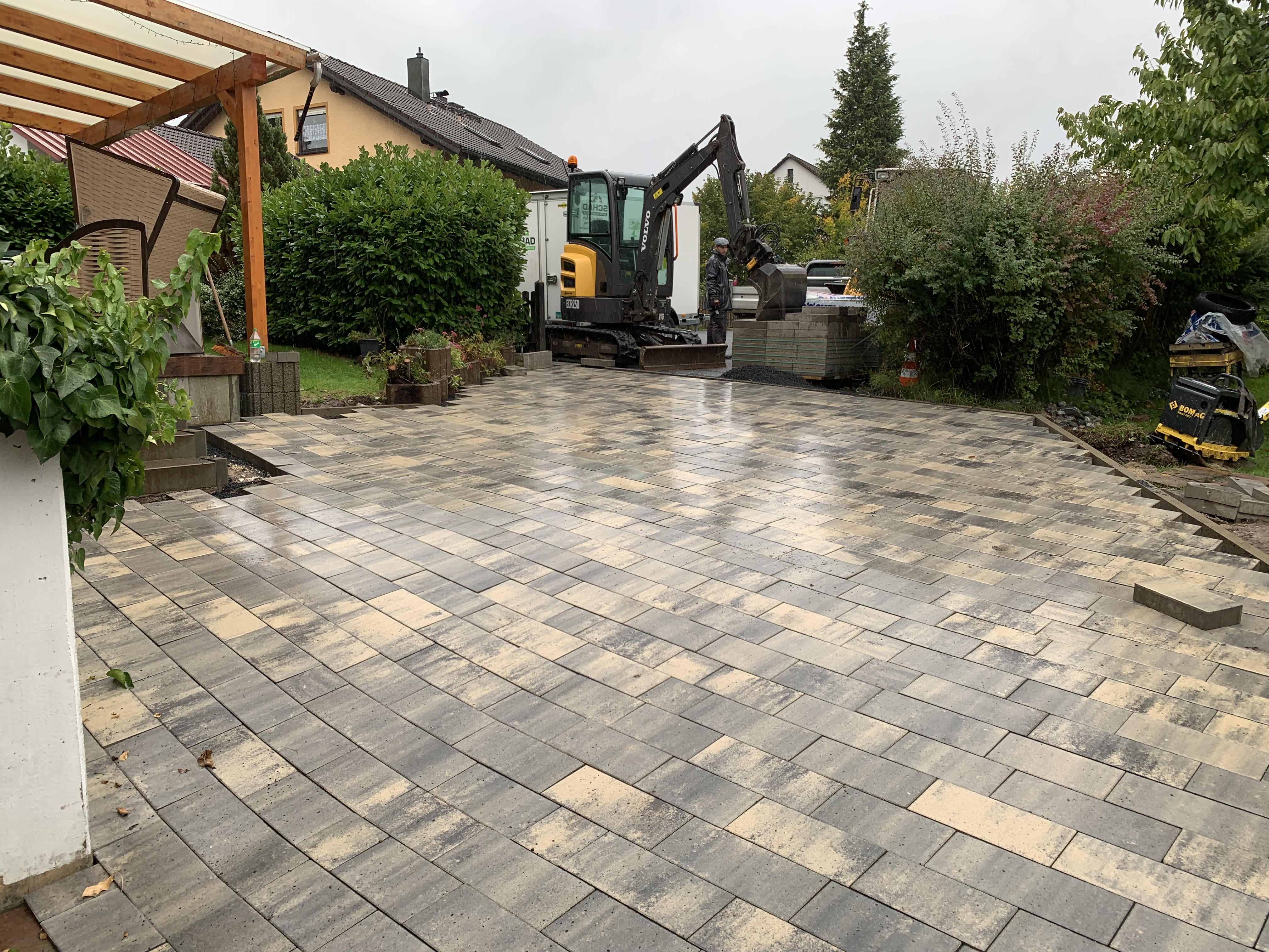 Verlegte Terrasse mit schönen beigen und grauen Steinen