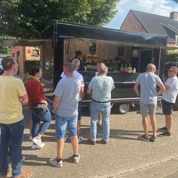 mobiel frituur op straatfeest