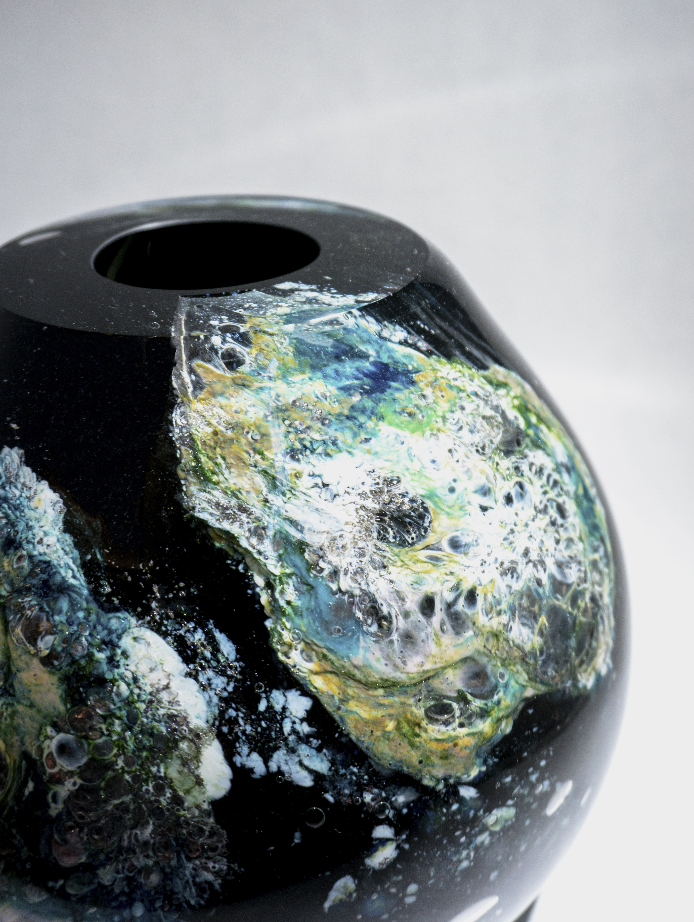 Sitting Black Globe, close up