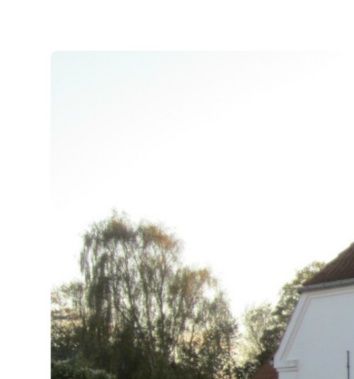 Det gamle hus blev fjernet i 1994 og genopbygget i samme stil i 1995.