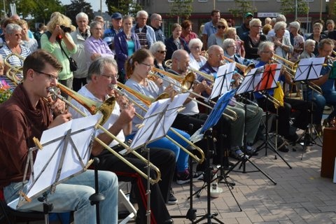 Buitenconcert door gelegenheidsbrassband met 80 man - Wormer 13-9-2014