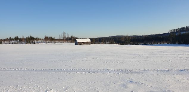 Luminen talvi mahdollisti huikeat ladut Kangaskosken ja Lahnasen välille kumpuilevaan peltomaisemaan. Käytiinpä helmipatikassakin samoilla pelloilla. Tosin suureksi osaksi reitti vei mahdollisimman lähellä jokea.