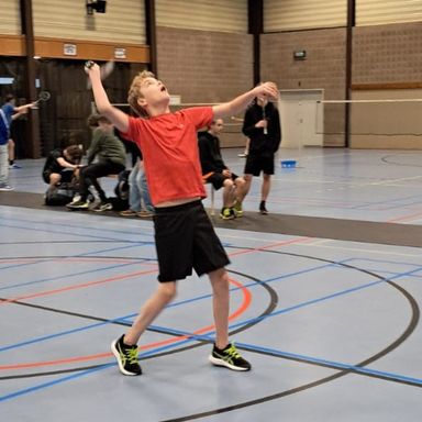 Ook Gerben pakt de shuttle lekker hoog aan