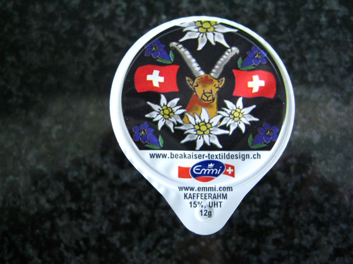 Steinbock mit Edelweiss und Enzianblumen