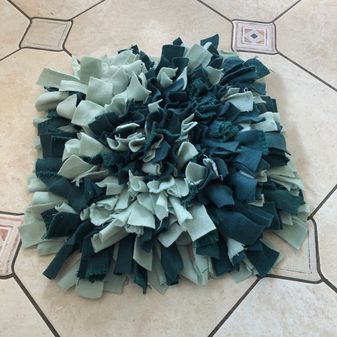 Schnüffelteppich aus alten Fleecedecken