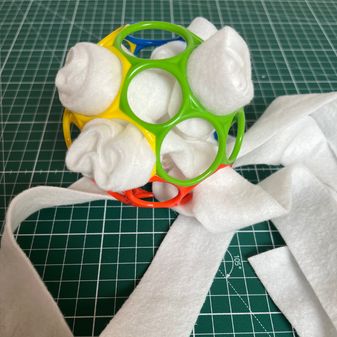 Schnüffelball aus O-Ball und Fleecestreifen
