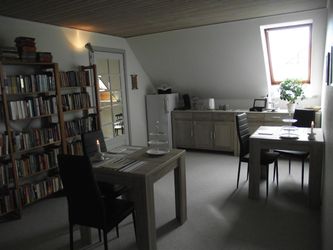  I spisestuen kan du lave en kop kaffe eller te. Der er dansk vand i køleskabet. Og en micro ovn, således at du kan selv tilberede noget mad om aftenen.  