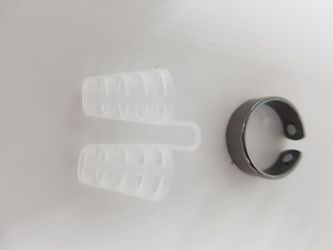 Det selges mye som skal bedre snorking , men det har sjelden noe som helst effekt. Her er nesebøyle til venstre som skal åpne nese. Til høyre er en ring som sies å virke ved at den trykker på bestemte punkter (tvilsomt tiltak og ikke er den spesielt fin heller)