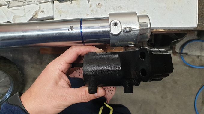 confronto del piedino radiale Showa nero con quello originale Marzocchi e maggiore copertura della parte distale dello stelo