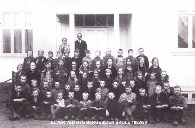 Elever fra skolestart 1928-1929. Lærere Hallbjørg Eig og Odd Arnesen. Første rekker fra venstre: Sigurd Urdahl, Einar Aasen, Harald Trøyterud, Arne Fengsrud, Kåre Nilsen, Erling Nilsen, Oliver Håkensmoen, Hallvard Gunnarsrud, Oluf Halvorseth, Magne Køien, Johan Græsmo og Oluf Einarsrud. 
Andre rekke fra venstre: Magne Kragebøl, Arvid Solberg, Oddvar Gunnarsrud, Ole Finstad, Reidar Øverby, Ole Magneshaugen Otterhaug, Jørgen Køien, Ragnvald Olrud, Kolbjørn Olsrud, Martin Kirkenær og Hans Gunnarsrud.
Tredje rekke fra venstre: Ingrid Rønning, Helene Berg, Karla Solberg, Margot Køien, Ragna Ramsli, Ingrid Trøyterud, Gunvor Aasen og Ingrid Brenden.
Fjerde rekke fra venstre: Gudrun Græsmo, Ragnhild Einarsrud, Tora Rønning, Oddbjørg Hanstad, Olava Kirkenær, Gunvor Hanstad, Solveig Berg, Olga Osrønningen, Asgjerd Magneshaugen, Ester Fengsrud og Ågot Dahler.
Femte rekke fra venstre: Helga Olsrud, Olga Rønning, Gudrun Finstad, Herborg Hanstad, Lise Osrønningen, Else Dahler, Harald Fengsrud, Oddvar Solberg, Kåre Fengsrud, Gunnar Einarsrud, Mindolf Hanstad og Per Græsmo.