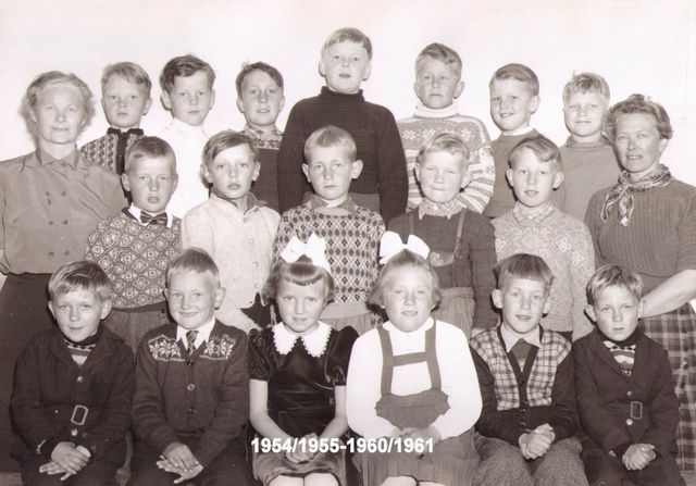 ELEVER FRA 1954/55-1960/61. LÆRERE: HALLBJØRG EIG OG ELSE SVENNEBY.
FØRSTE REKKE FRA VENSTRE: ERLING AASEN, ROLF HOLTET, ELI RISÅSEN (TØRAASEN), GERD KRAVDAL (LEIRUD), TERJE GUNNARSRUD OG ARVID AASEN. MIDTERSTE REKKE FRA VENSTRE: LÆRER HALLBJØRG EIG, EGIL DAHLER, KJELL IVAR BRENDEN, BJARNE TÅRNEBY, ARNOLD EINARSRUD, ARNE IDAR GRANDAHL OG LÆRER ELSE SVENNEBY. BAKERSTE REKKE FRA VENSTRE: BJARNE FINSTAD, WILLY FENGSRUD, ARNFINN NILSEN, WILLY ROBERT ØVERBY, HAAKON HELGESEN, JOHNNY HANSTAD OG HÅVARD VESTBY.