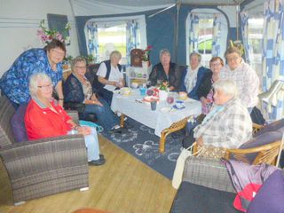 Bildet viser foran til venstre og rundt bordet: Else Margrethe Solberg, Marit Nilsen, Liv Grandahl, Olaug Arnseth, Liv Vangmyr, Jorunn Kravdal, Tina Rønning (leder), Gunhild Hoffgård og Solveig Sagen.