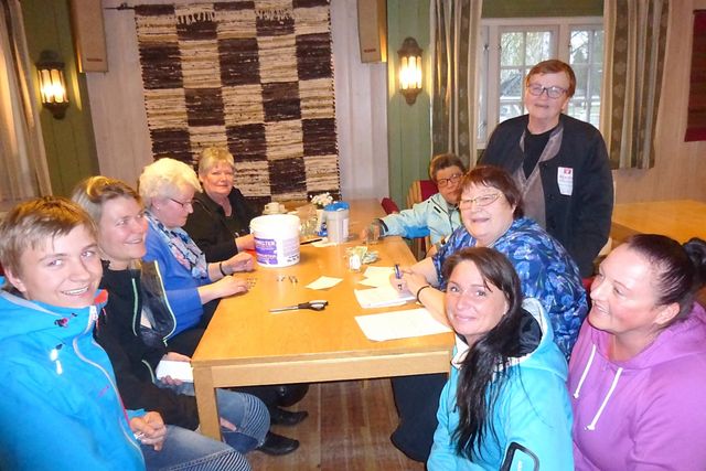 Fra tellebordet. Fra venstre og rundt bordet: Konrad Østeberg, Elin Østeberg, Reidun Rognerud, Liv Vangmyr, Gunhild Hofgård, Tina Rønning og Marit Nilsen. Foran til høyre: Janne Merete Bekkemoen og May Britt Stensen.
