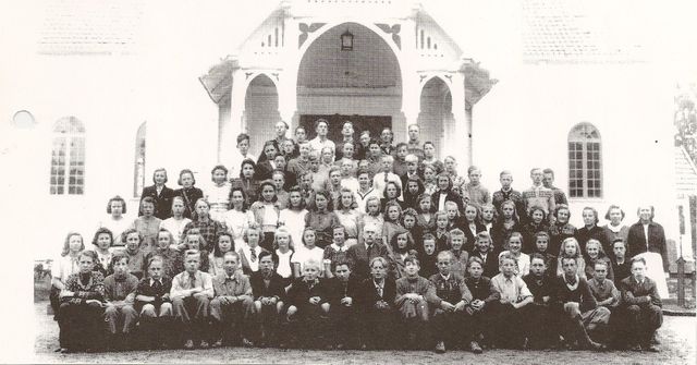 KONFIRMANTER I VÅLER KIRKE 1943
1. rekke fra venstre: Ola Jansrud, Hans Sagen, Jan Gjerdrum, Ragnar Bråtelund, Einar Brenden, Per Ola Lerudsmoen, Jørgen Toterud, Ola Amundrud, ARNE SAGEN, Karl Holtmoen, Agnar Nymoen, Rolf Stræte, Arne Morønning, Magne Stræte, Johan Fløyen og Arne Johnsen.
Andre rekke: Oddfrid Sormbroen, Hjørdis Gullord, Astrid Halvorsen, Lillian Rindal, Synnøve Rindal, Gudrun Lundbyvolden, Anna Holter, Gunvor Berget, Bjørg Holte, Åse Stræte, Prost Oscar Michelsen, Jorun Elseth, Solveig Knutsen, Ella Holtmoen, Bjørg Skjæret, Kari Kåten, Milli Lund, Astrid Holterud, Inger Spilsberg og LAURA OPÅS.
Tredje rekke: Reidun Bølla, Gudrun Knappkøien, Petra Hagen, Inger Johanne Hagen, Ingebjørg Østlie, Oddfrid Tørrissen, Reidun Bråten, Målfrid Elsetrønningen, Astri Dahl, Herborg Rognerud, Ingrid Brumoen, Karin Kullerud, Bergliot Brenden, Elsa Larsåsen, ELLEN MÅLFRID MELLEM, Ingrid Kvick, SYNNØVE BJØRNSTAD (DAHLER), RUTH FINSTAD, Gunvor Rønningen, Astrid Siljuberg, ELLEN KØYEN, RUTH RØNNING og Åse Foss.
Fjerde rekke: Eva Lund (Fløyen), Astrid Lonkemoen, Halbjørg Håkensmoen, Olaug Gottenborg, Åge Rognerud, Svein Nordby, Kåre Kristiansen, Victor Norberg Schulz, Gerd Smedstuen, Ellen Murud, Eva Foss, Kjell Rindal (Elsetrønning), Åge Nordby, Odd Lonkemoen og Leif Holte.
Femte rekke (begynner litt inne på bildet): Arne Hansen, Kjell Braskerud, Harry Palmkvist, Rolf Hallquist, Otto Gjerdrum, Andor Eek, Olaf Eriksmoen og Trygve Eriksmoen.
Sjette rekke: Harald Østlie, Arne Nikolaisen, Tore Pettersen, BREDE BERG, Olaf Elsethagen, Gunnar Øverbyhagen, Robert Svensson og Odd Johansen.
Bakerste rekke: Arne Nerby, Tore Smerud, Arne Rusten, OTTAR OSRØNNINGEN, Otto Hagen, Jon Gunnarsrud og Ragnar Dammen.
(Bildet er fra Vålerkalenderen 1993 og man mener stort sett å ha funnet fram til navnene på de fotograferte).

