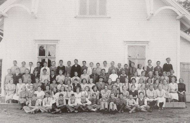 KONFIRMANTER  I VÅLER KIRKE 2. OKTOBER 1938
1. rekke fra venstre: Håkon Haugen, Leif Knapkøien, Åge Ingolf Rognerud, Jon Åbakken, Knut Rønningen, August Halvorsen, Halvor O. Sormbråten, Reidar Rognerud, Andreas Hagen, PER AASEN og Johan Kolbjørn Skjellebekk.
2.rekke: Hjørdis Aslaug Thoresen, Ingrid Oddveig Thoresen, Olga Arnesen, Dorthea Bredalen, Aud Margrethe Lund, Ruth Helene Larsåsen, Margit Gullord, Gudrun Brumoen, Gunvor Johanne Johnsen, Gerd Oddfrid Skjæret, Dagny Østli, Olea Ågot Lindberget, Margit Elida Nordby, ELLA FENGSRUD, Ruth Holter, Eva Kjellaug Jakobsen og Gerd Jøran Skymoen.
3. rekke: Oddbjørg Snarvold, Gerd Myhre, Åse Berntsen, Ruth Rognerud, Jenny Ingebjørg Negård, Oddlaug Kavlerud, Dagny Øiseth, Dina Margrethe Knashaug, Bergljot Kagnes, Ruth Martinsen, Åse Kåten, sogneprest Oscar Michelsen, Mildrid Borgny Hofgaard, Ruth Elida Elsetrønningen, MAGNHILD OSRØNNINGEN, Gudrun Kristine Gottenborg, Gerda Riseng, Jorun Dybedræt, Reidun Knøsberg, Reidun Alfild Pettesen, KAREN AGNETHE ERIKSMOEN og Gunda Gundersen.
4. rekke: Kåre Holter, Ola Arntzen, REIDAR RØNNING, Magne Thorkildsby, ARVE SMEDSTUEN, Leif Helge Smerud, Didrik Sørlie, Erland Trygve Bråten, Arve Trondhjem, Gunnar Magnus Moen, Finn Åge Hansen, Tor Oddvar Skarderud, Oddbjørn Lund, Rolf Nikolai Ruud, Nora Haugen, NELLY JOHANNE KØIEN, Gerd Aslaug Olsson, Haldis Jansrud, Ella Granli og Karin Spilsberg.
5. rekke: Olaf Holtmoen, Øivind Rikenberg, GUNNAR BERG, ARVID FINSTAD, REIDAR MAGNESHAUGEN, Brager Lundeby, Svend Nymoen, Hans Håkonsmoen, Egil Lundebyvolden, Anton Smestad, Thor Tuvrønningen, Arne Snarvold, Knut Borge Paulsrud, Kjell Norr, Olaf Bryhn, Halvor Sormbbråten, Gunnar Ole Gundersen, Ole Borge Eek, Øistein Rønning, Trygve Olav Rognerud og Fritz Rignlie.
(Bildet er hentet fra Vålerkalenderen og Ruth Rognerud (Moen) har ordnet navnelisten).