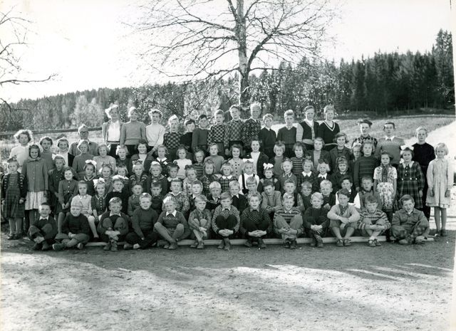 SKOLEBILDE 1953. ELEVER FRA 1948/49/50-1955/56/57?. Lærere: Hallbjørg Eig og Odd Arnesen.
1. rekke fra venstre: 1) Egil Melsnes, 2) Jan Oskar Westby, 3) Hans Kristian Urdahl, 4) Leif Arild Grandahl, 5) Harald Holtet, 6) Terje Bjørnebye, 7) Ole Magnar Rønning, 8) Åge Hasleengen, 9) Odd Dahler, 10) Olav Ous, 11) Ole Nikolai Bjørnebye, 12) Svein Kravdal og 13) Odd Ivar Fengsrud.

2. rekke: 1) Solveig Melsnes, 2) Else Osrønningen, 3) Svein Erik Øiseth, 4) Bjørn Midtskogen, 5) Einar Finstad, 6) Håkon Olsrud, 7) Kjell Finstad, 8) Bjørn Riseng, 9) Hans Petter Opås, 10) Bjørn Finstad, 11) Yngve Astrup, 12) Arne Einarsrud, 13) Jo Inge Bjørnebye, 14) Svein Einarsrud, 15) Roy Fengsrud og 16) Harry Midtskogen.

3. rekke: 1) Bjørg Aasen Teistung (stående) 2) Karin Grøsmo (stående) 3) Grethe Melsbes (stående), 4) Rigmor Hanstad (sittende), 5) Marit Risåsen Anseth, 6) Randi Midtsundstad, 7) Anne Rønning 8) Gerd Aasen, 9) Karin Helene Mobakk, 10) Ruth Urdahl Arellano, 11) Unni Mellem, 12) Anlaug Sagen Hansen, 13) Ellen Dahler Holtet, 14) Anne Grethe Hedlund, 15) Oddny Smedstad, 16) Åse Finstad, 17) Ingrid Holtet, 18) Randi Wålengen Kilen og 19) Laila Pettersen, 20) Gunhild Sagen (stående), 21) Astrid Melsnes Isaksen (stående), 22) Unni Sagen Engh og 23) Liv Græsmo (stående),

4. rekke: 1) Karin Oddveig Grandahl Holmgren, 2) Anne Marie Hanstad, 3) Kari Ellen Butteberg, 4) Reidun Nilsen, 5) Anne Øiseth Svendsen, 6) Gunhild Olsrud, 7) Marit Finstad, 8) Ruth Holtet, 9) Brit Ous, 10) Solveig Nilsen, 11) Gunhild Opås, 12) Anne M. Hasleengen, 13) Else Melsnes Pedersen, 14) Reidun Dahler, 15) Inger Johanne Finstad Holterud, 16) Kari Sagen Lund, 17) Anne Elise Omsted Wedum og 18) Oddveig Håkonsmoen Danielsen.

5. rekke: 1) lærer Odd Arnesen, 2) lærerinne Hallbjørg Eig, 3) Laila Henny Dahler, 4) Aud Rønning, 5) Ivar Aasen, 6) Bjørn Øiseth, 7) Erling Sagen, 8) Arne Aasen, 9) Leif Harry Finstad, 10) Reidar Holtet, 11) Brynjulf Ous, 12) Rolf Melsnes, 13) Roar Olsrud, 14) Ragnar Berg, 15) Egil Osrønningen, 16) Peder Opås og 17) Harald Michelsen.
Bildet og navnene er gitt av Hans Kristian Urdahl og Harry Midtskogen.