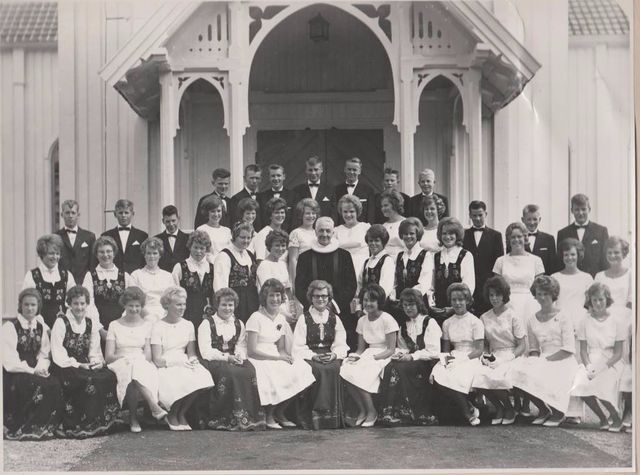 KONFIRMANTER I VÅLER KIRKE 18. august 1963.
Har noen navnene?