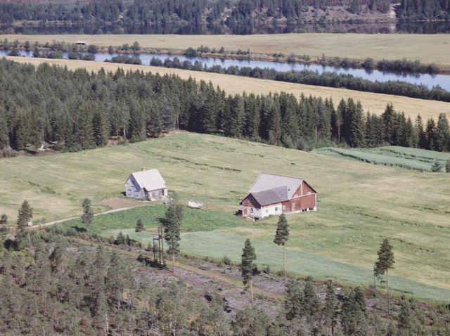 Karisonmoen 34/13 Vestsidevegen 75. Foto: Widerøe AS - på 1960-tallet.