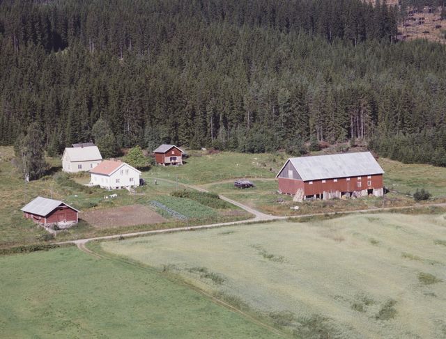 Sønsterud 35/3 Bergesidevegen 585. Foto: Widerøe AS- på 1960-tallet.