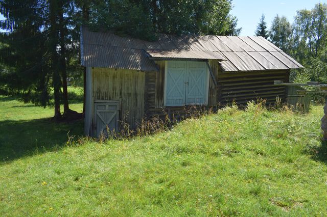 Låven på Brenna/Brenden i Valseth i august 2017. Foto: AIG