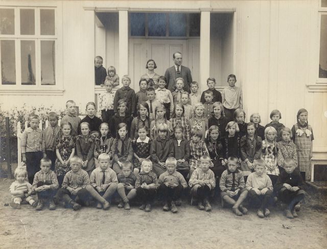 Bergesiden skole 1930.

1rekke: 1 Gunnar Arnesen (lærer Arnesens sønn), 2 Gunnar Berg, 3 Ukjent, 4 Ukjent, 5 Rolf Nilsen, 
6 Helge Spilsberg, 7 Ukjent, 8 Ukjent, 9 Ukjent, 10 Sigurd Fengsrud, 11 Erik Magneshaugen.

2rekke: 1 Karla Solberg, 2 Margot Mobakk, 3 Helene Berg, 4 Else Dahler, 5 Edel Kirkenær,6 Karen Eriksmoen, 7 Synnøve Berg, 8 Elvine Kragebøl, 9 Gunvor Aasen, 10 Nelly Køien, 11 Helga Olsrud, 
12 Ingrid Rønning og 13 Ingrid Trøiterud.

3rekke: 1 Ukjent, 2 Reidar Gunnarsrud, 3 Erling Nilsen, 4 Reidar Øverby, 5 Olga Sagen, 6 Else Dahler, 
7 Ragna Ramsli, 8 Lise Osrønningen, 9 Olga (Tora) Rønning, 10 Gudrun Græsmo, 11 Ingrid Brenden, 12 Kristine Sagen, 13 Herbjørg (Oddbjørg) Hanstad og 14 Hjørdis Rønning.

4rekke. 1 Halvard Gunnarsrud, 2 Arvid Solberg, 3 Ukjent.

5rekke: 1 Hans Gunnarsrud, 2 Oddvar Berg, 3 Erling Fengsrud, 4 Olga Magneshaugen, 5 Oddvar Solberg,
6 Arne Fengsrud, 7 Harald Fengsrud og 8 Kåre Fengsrud.

6rekke: 1 Otto Arnesen, 2 Ellen Arnesen (lærer Arnesens barn), 3 lærerinne Hallbjørg Eig og lærer Odd Arnesen.
