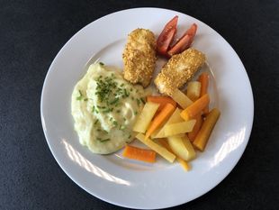 Hjemmelagede fiskepinner med potetmos og lettkokte gulrøtter og kålrøtter.