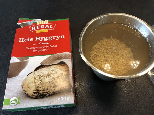 Byggryn legges i vann kvelden før.