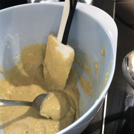 Legg små melboller i den kokende melka.