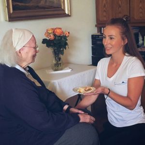 Frau Drescher mit der Betreuerin Jana 
