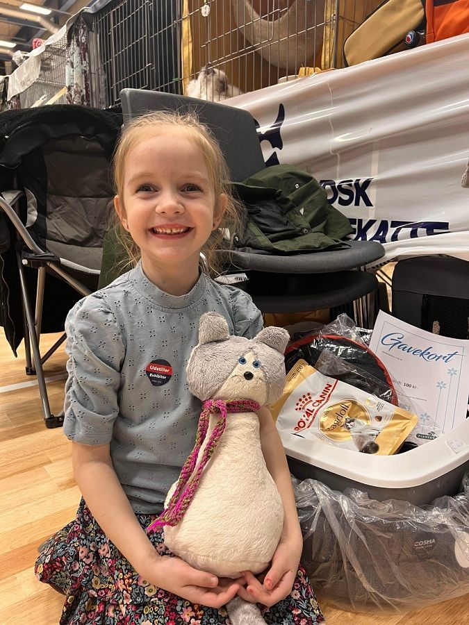 En glad Clara med nogle fine premier for at have gættet en 13'er i viden om Ragdoll, det var i på Ragdoll Show i Kolding i Marts 2022