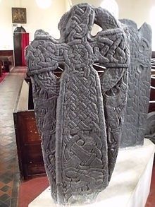 Kors ved kirken i Kirk Michael med runeinskriptioner og ornamentering fra vikingetiden