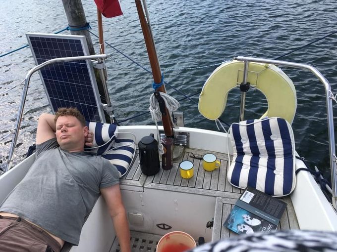 Vores søn Jesper, tager sig en slapper på en lille sejltur med Haffelaffen i 2019
