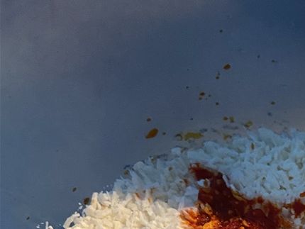 Tillsätt kokos, smör och saffran och konjaksblandningen