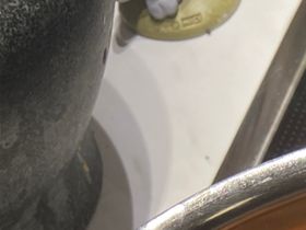 När frukten är mjukkokt kan man välja att mosa fruktköket med stavmixer eller behålla det som det är.