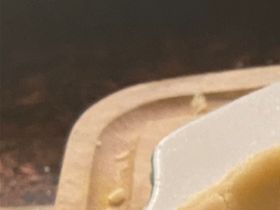 Fruktköttet/moset läggs i pajskalet gjord på mördeg.